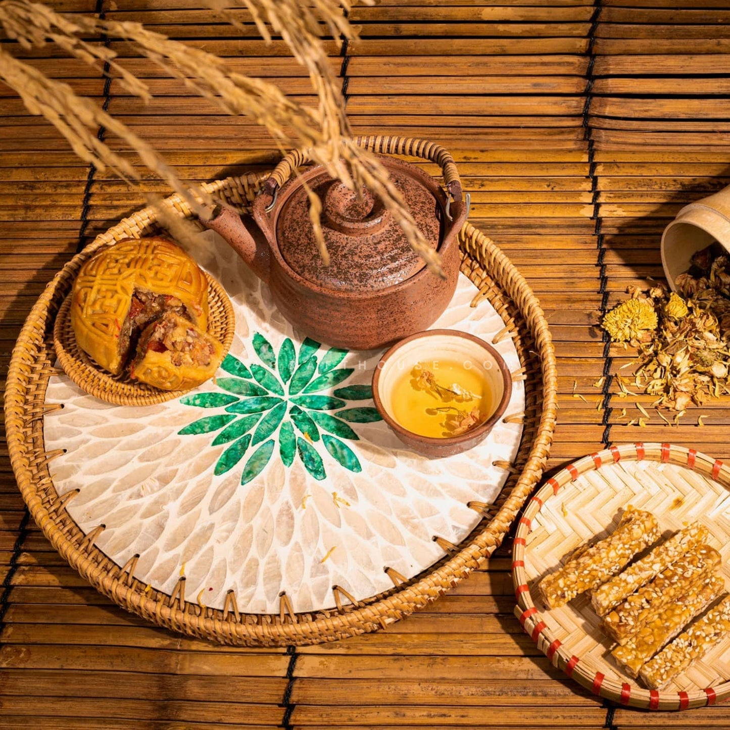 Woven Round Rattan Tray With Mother Of Pearl Inlay Various Size And Pattern