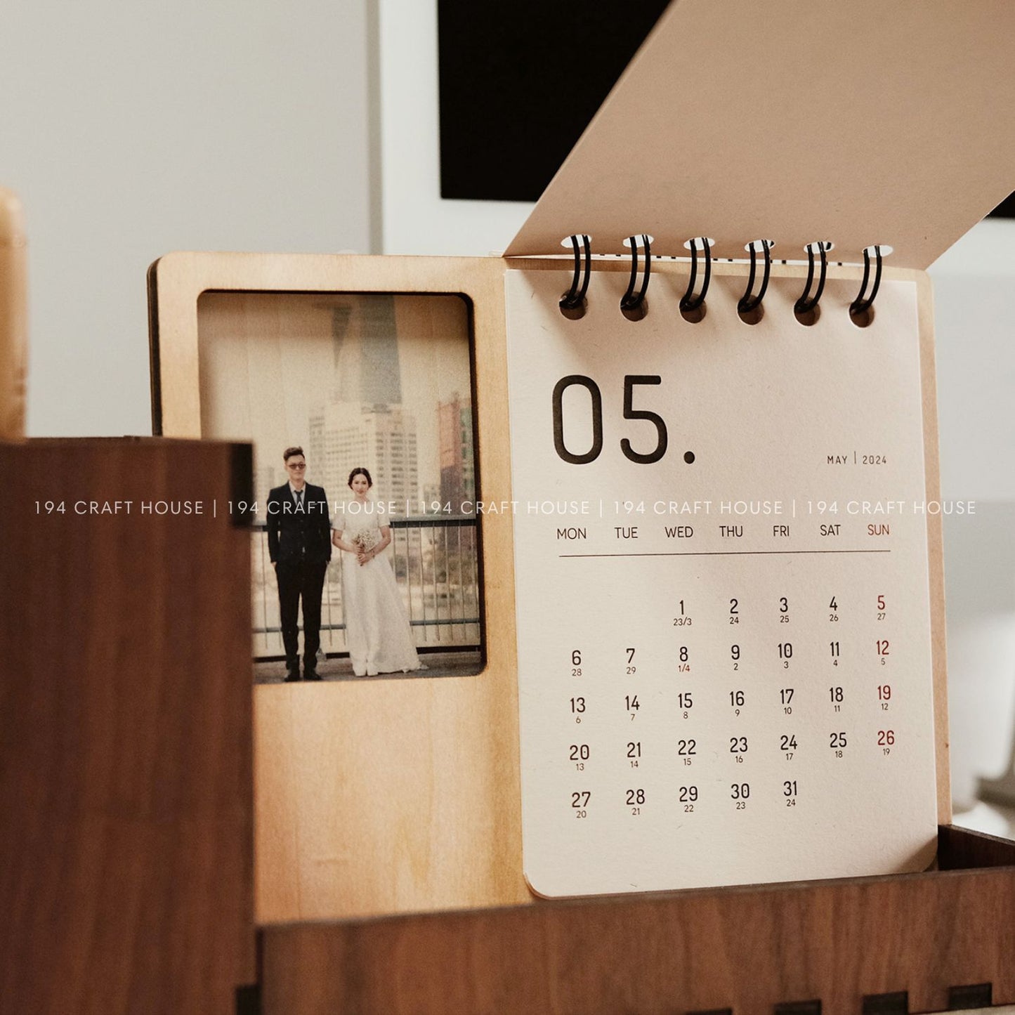 Multi-function walnut desk calendar stand with holder & picture
