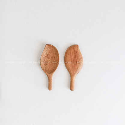 Set of two handcrafted leaf-shaped wooden measuring scoops in different sizes